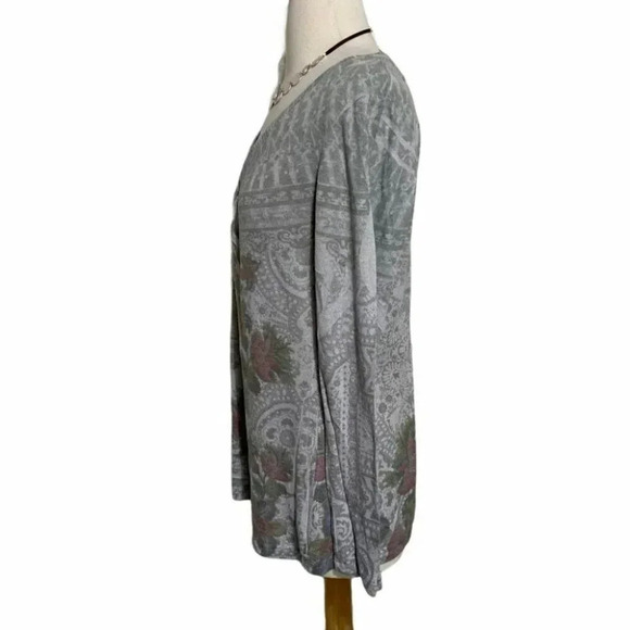 Kiara L‎ gray print V-neck knit top - Picture 2 of 5